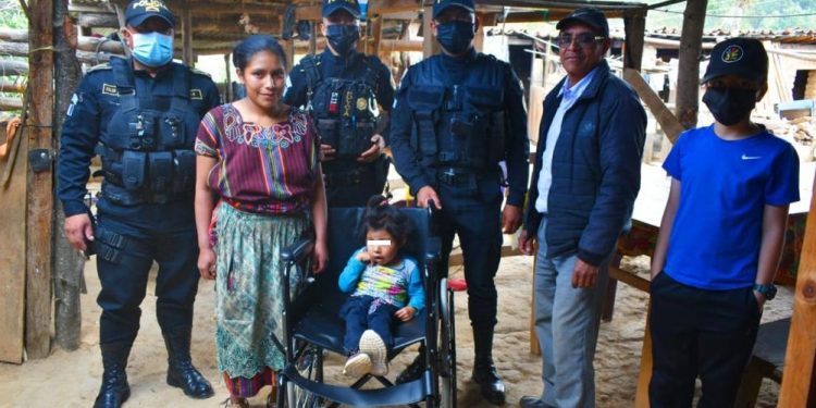 Labor social de la PNC beneficia a población vulnerable de Totonicapán