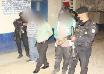 Capturan a presuntos coyotes cuando movilizaban a un grupo de migrantes