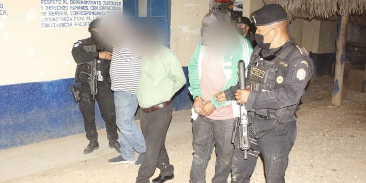 Capturan a presuntos coyotes cuando movilizaban a un grupo de migrantes