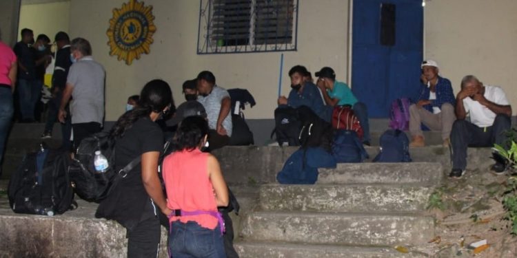 Sorprenden a presunto coyote cuando movilizaba a migrantes en un cabezal