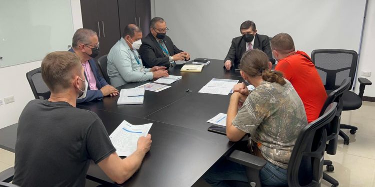 Tres familias de Ucrania inician proceso de solicitud de refugio en Guatemala.