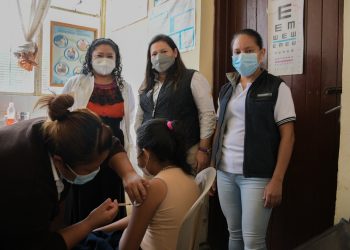 Se inicia vacunación de niños de 6 a 11 años en Baja Verapaz