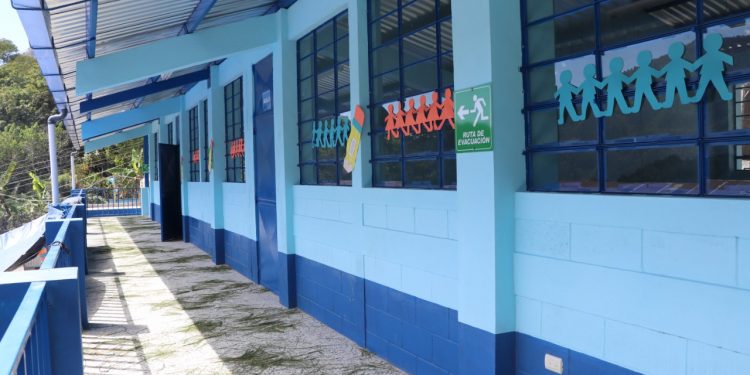 Autoridades inauguran módulo de aulas en San Cristóbal Cucho