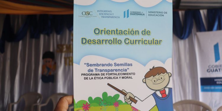 Mineduc y Contraloría promueven cultura de transparencia en Izabal