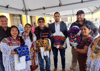 Vecinos de Huehuetenango ofrecen sus productos en tienda itinerante promovida por el Mineco