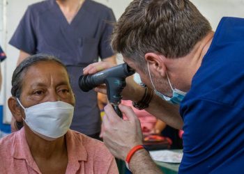 Vecinos de Puerto Barrios se benefician con jornada de optometría