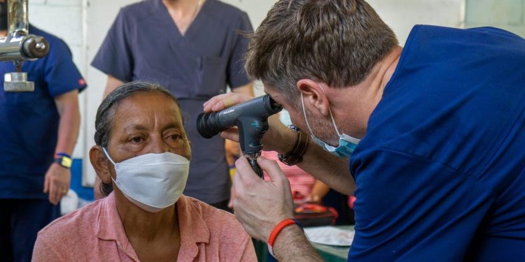 Vecinos de Puerto Barrios se benefician con jornada de optometría