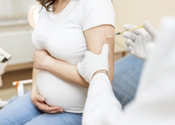 Vacunación contra COVID-19 previene complicaciones en embarazadas