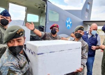 Nuevo lote de dosis contra COVID-19 llega vía aérea a Huehuetenango