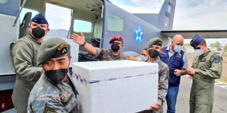 Nuevo lote de dosis contra COVID-19 llega vía aérea a Huehuetenango