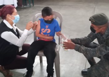 Ejército apoya en la vacunación de niños de entre 6 y 11 años en Huehuetenango