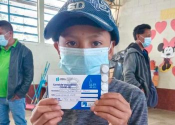 Niños de San Bartolo Aguas Calientes reciben primera dosis contra el COVID-19
