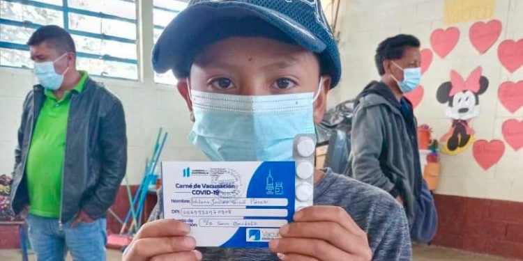 Niños de San Bartolo Aguas Calientes reciben primera dosis contra el COVID-19