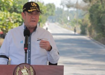 Presidente inaugura tramo carretero que beneficiará a más de 5 mil habitantes de Escuintla