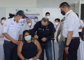 Jefe de Estado promueve inoculación contra COVID-19 en el interior del país