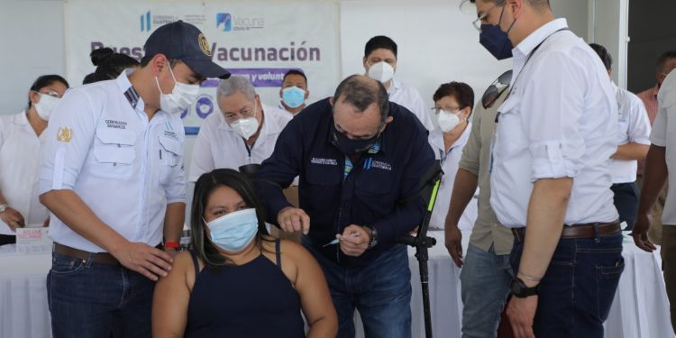 Jefe de Estado promueve inoculación contra COVID-19 en el interior del país