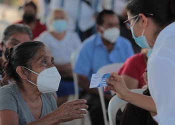 Jefe de Estado promueve inoculación contra COVID-19 en el interior del país