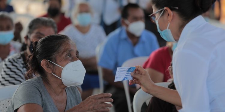 Jefe de Estado promueve inoculación contra COVID-19 en el interior del país