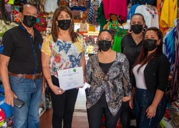 Arrendatarios del Mercado de Artesanías reciben sellos de bioseguridad turística
