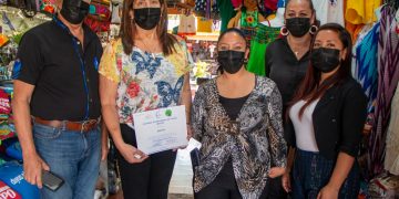 Arrendatarios del Mercado de Artesanías reciben sellos de bioseguridad turística