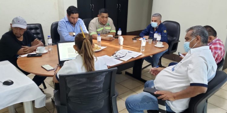 Mediación de autoridades impide bloqueo de ruta