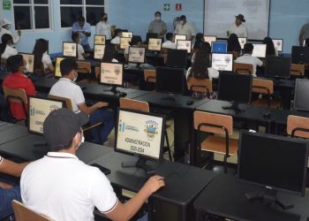 Autoridades entregan proyectos de desarrollo a vecinos de San Diego