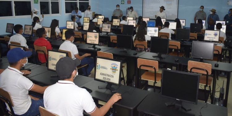 Autoridades entregan proyectos de desarrollo a vecinos de San Diego