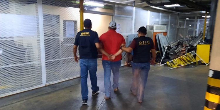 PNC detiene a integrante de organizaciÃ³n criminal en zona 1 de la ciudad./foto: PNC.