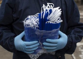 Mantener las mascarillas, incluso más allá de la vacunación, ahorraría costos