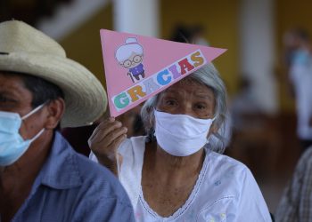 Adultos mayores beneficiados con programa de aporte económico.