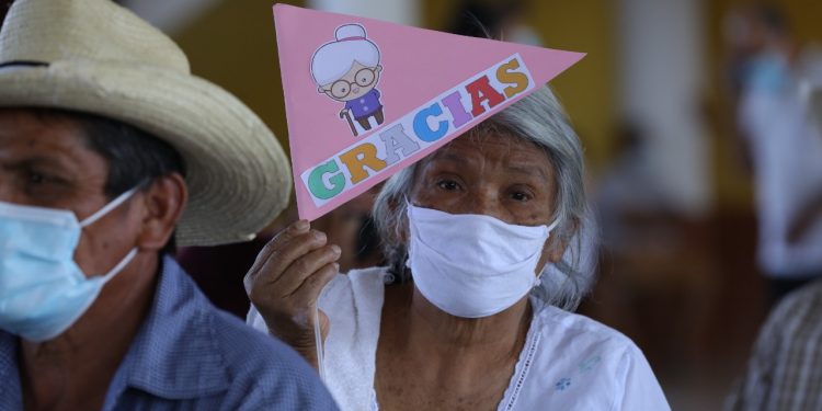 Adultos mayores beneficiados con programa de aporte económico.