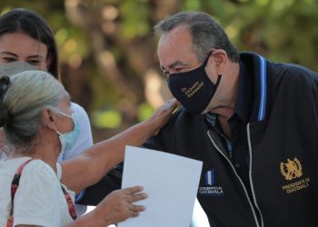 El mandatario Alejandro Giammattei resaltó la importancia de apoyar a través del Programa del Adulto Mayor.