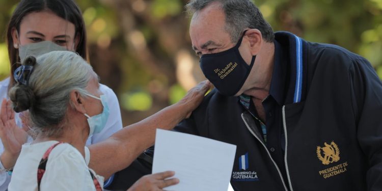 El mandatario Alejandro Giammattei resaltó la importancia de apoyar a través del Programa del Adulto Mayor.