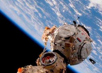 Completan un paseo espacial para realizar mejoras en los paneles de la EEI