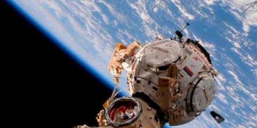 Completan un paseo espacial para realizar mejoras en los paneles de la EEI