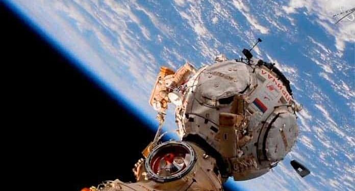 Completan un paseo espacial para realizar mejoras en los paneles de la EEI