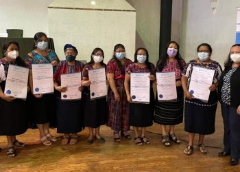 Mineduc certifica competencias laborales de vecinas de Sacatepéquez