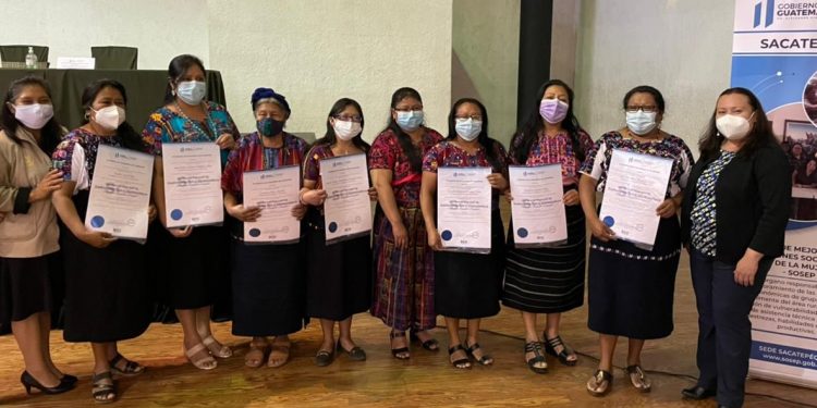 Mineduc certifica competencias laborales de vecinas de Sacatepéquez