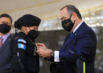 Entregan condecoración Cruz de Oro a agentes de PNC que sufrieron ataques violentos en Sololá