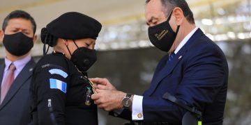 Entregan condecoración Cruz de Oro a agentes de PNC que sufrieron ataques violentos en Sololá