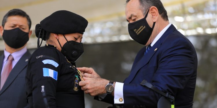 Entregan condecoración Cruz de Oro a agentes de PNC que sufrieron ataques violentos en Sololá