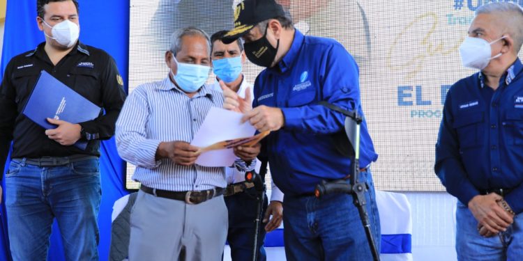 Entregan notificaciones a nuevos beneficiarios del Programa del Adulto Mayor