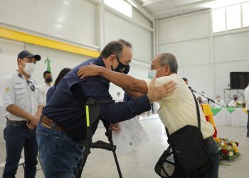 Presidente Alejandro Giammattei en entrega de notificaciones a nuevos beneficiarios del Programa del Adulto Mayor en Malacatán.