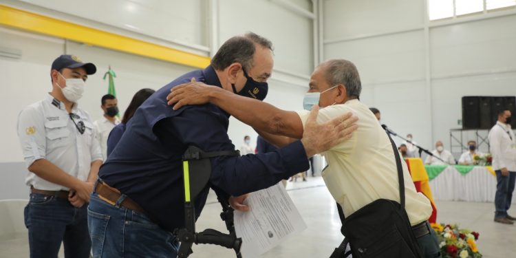 Presidente Alejandro Giammattei en entrega de notificaciones a nuevos beneficiarios del Programa del Adulto Mayor en Malacatán.