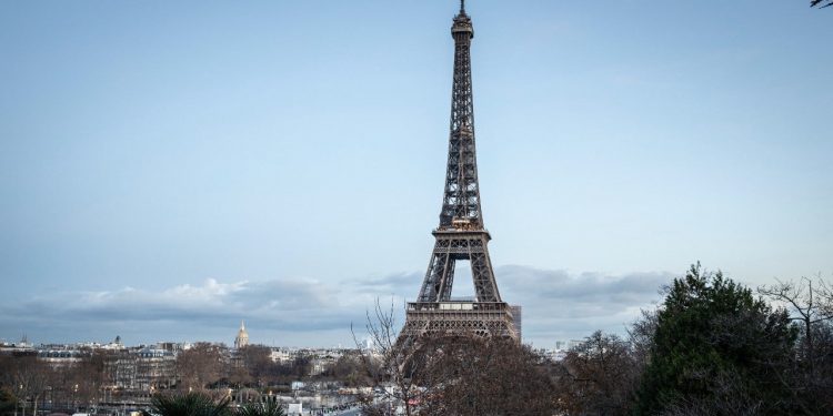 Torre Eiffel gana seis metros de altura gracias a una nueva antena