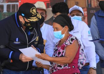 Presidente Giammattei entregó las notificaciones a beneficiarios del Programa del Adulto Mayor.