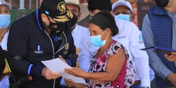 Presidente Giammattei entregó las notificaciones a beneficiarios del Programa del Adulto Mayor.