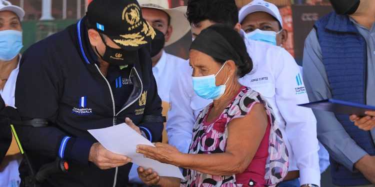 Presidente Giammattei entregó las notificaciones a beneficiarios del Programa del Adulto Mayor.