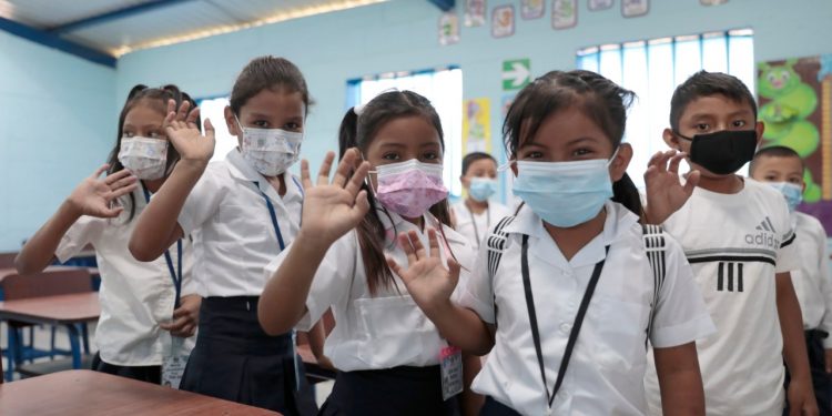 Remozamiento de escuela beneficia a estudiantes de Quebrada Honda