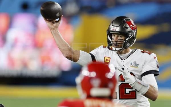 Tom Brady anuncia que seguirá jugando en Tampa